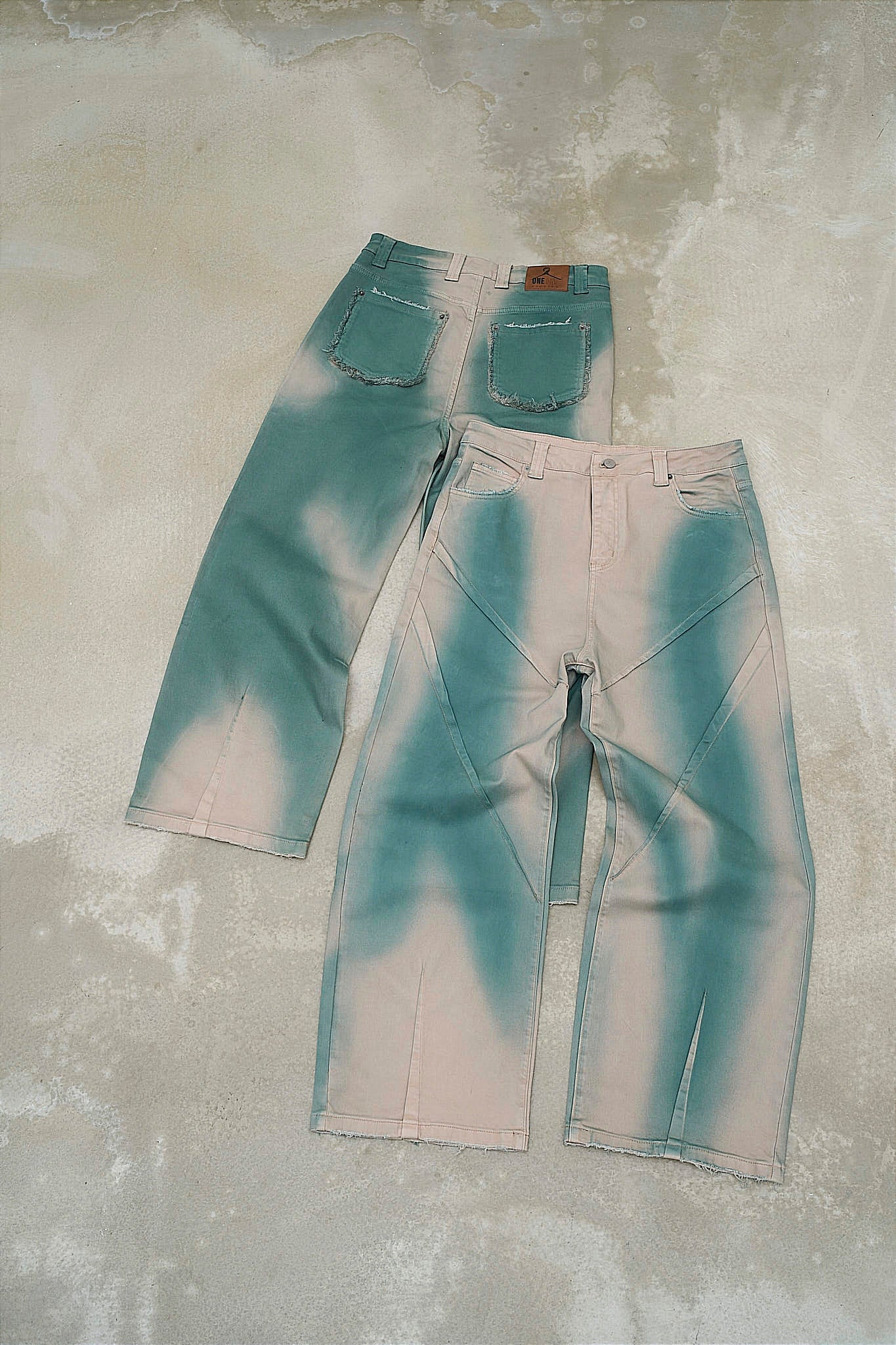 HAND-SPRAYED DENIM WASH