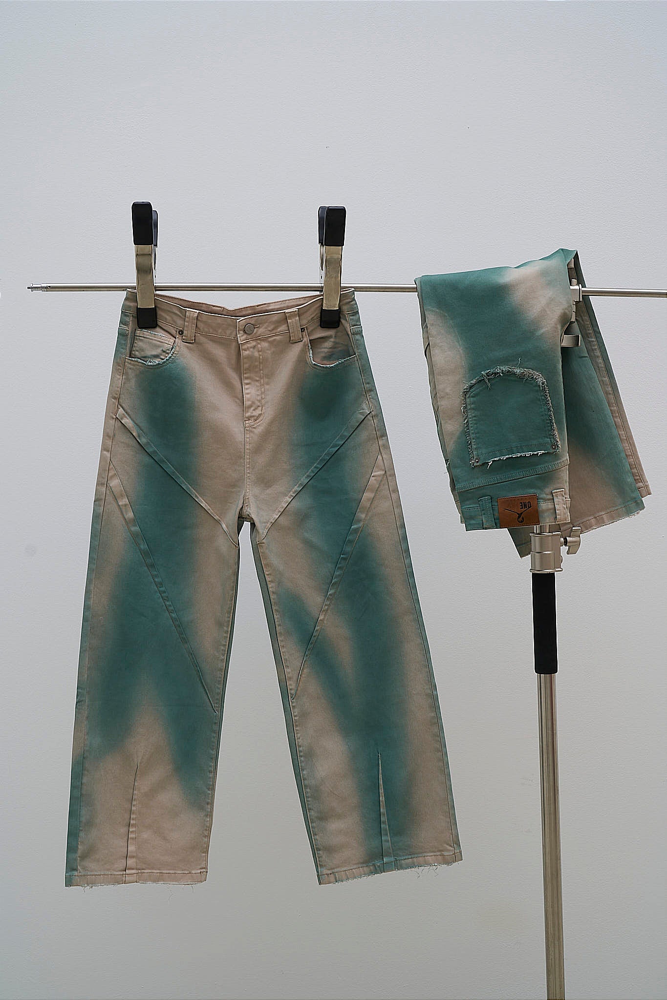 HAND-SPRAYED DENIM WASH